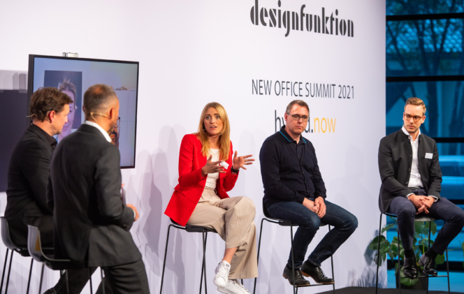 designfunktion invited to the “New Office Summit 2021”: guests were able to follow the live event as a hybrid format both  in Munich or online from home. Photo © Lennart Preiss