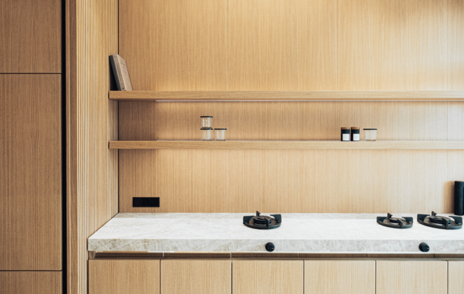 For its configurable “Konvent Kitchen” kitchen system, the DER RAUM joinery relies mainly on local wood species. Two kitchen trends are presented here: customisability and sustainability. Photo © Maximilian Gödecke