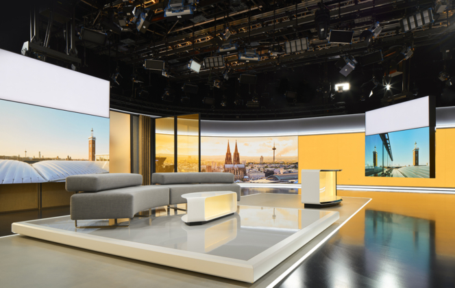 Hybrid communication formats need spaces in which they are technically located. The new RTL studio relies on a flexible setting. Photo © Annika Feuss